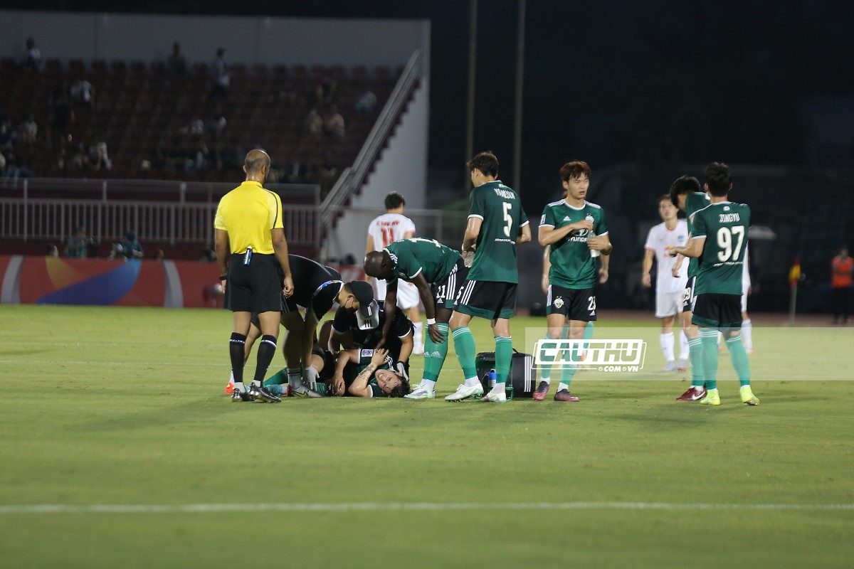 Bóng đá Việt Nam - Va chạm với Hồng Duy, ngôi sao của Jeonbuk rời sân bằng xe cứu thương (Hình 4).