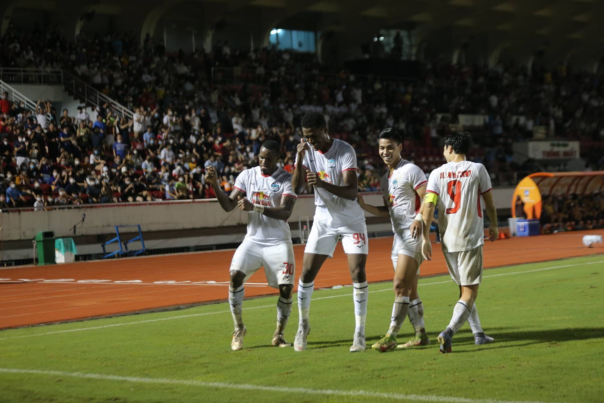 Bóng đá Việt Nam - Kết quả HAGL 1-0 Sydney: Đội bóng bầu Đức tặng ‘quà’ cho NHM (Hình 2).