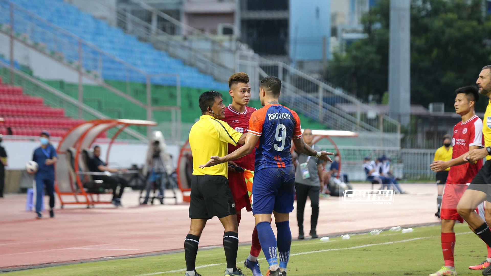 Bóng đá Việt Nam - Dính chấn thương nặng, cựu sao U23 Việt Nam rời sân bằng xe cứu thương (Hình 5).