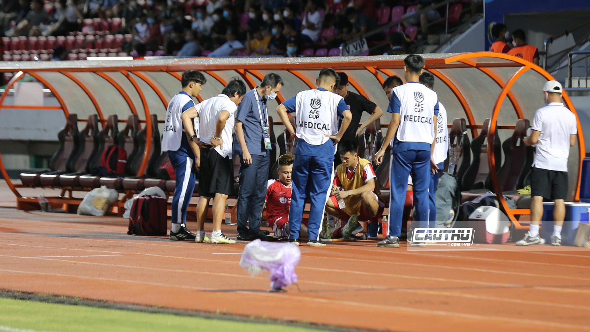 Bóng đá Việt Nam - Dính chấn thương nặng, cựu sao U23 Việt Nam rời sân bằng xe cứu thương (Hình 3).