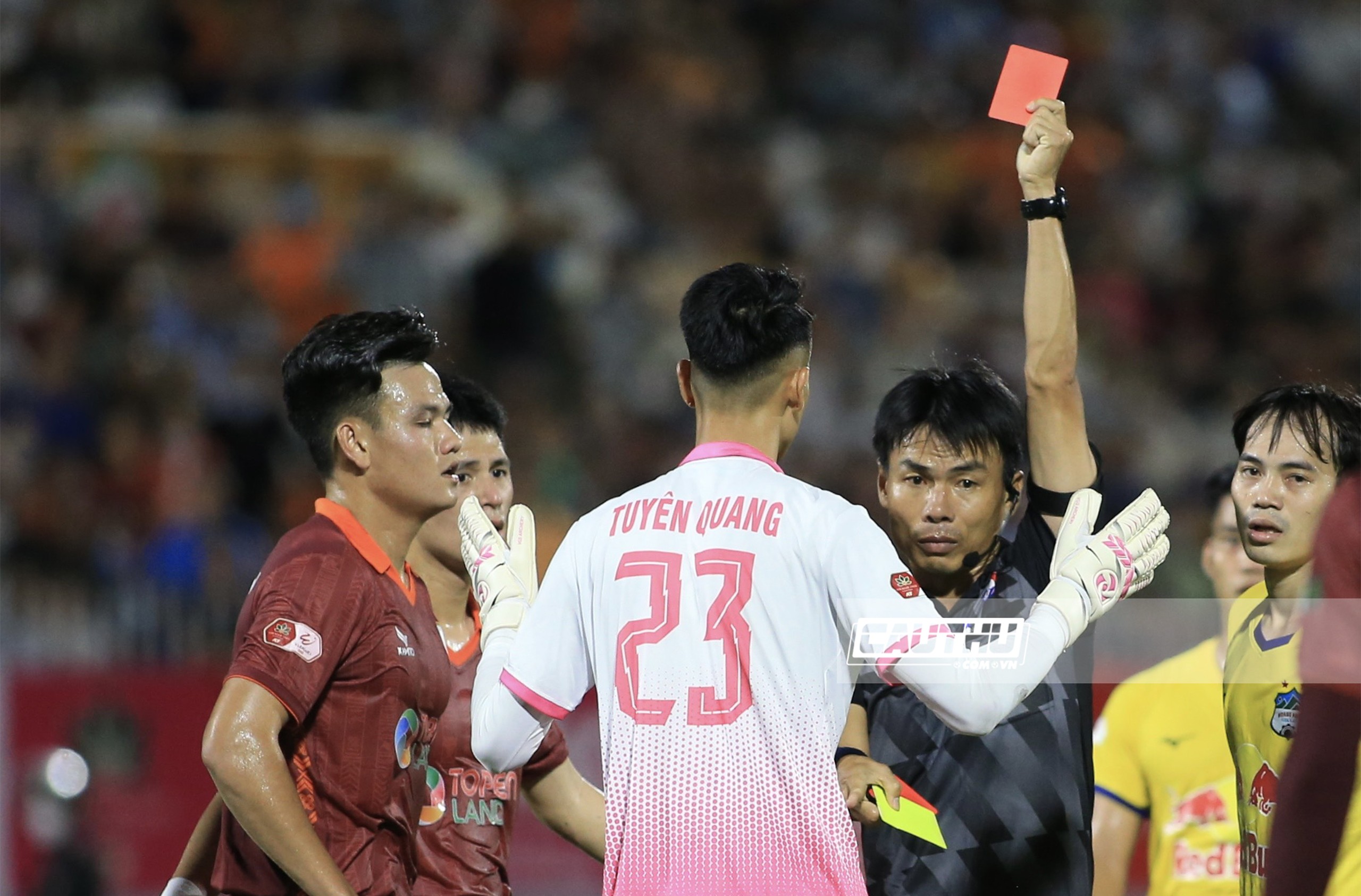Bóng đá Việt Nam - Chơi hơn người, HAGL nhọc nhằn kiếm 1 điểm trước Bình Định (Hình 2).