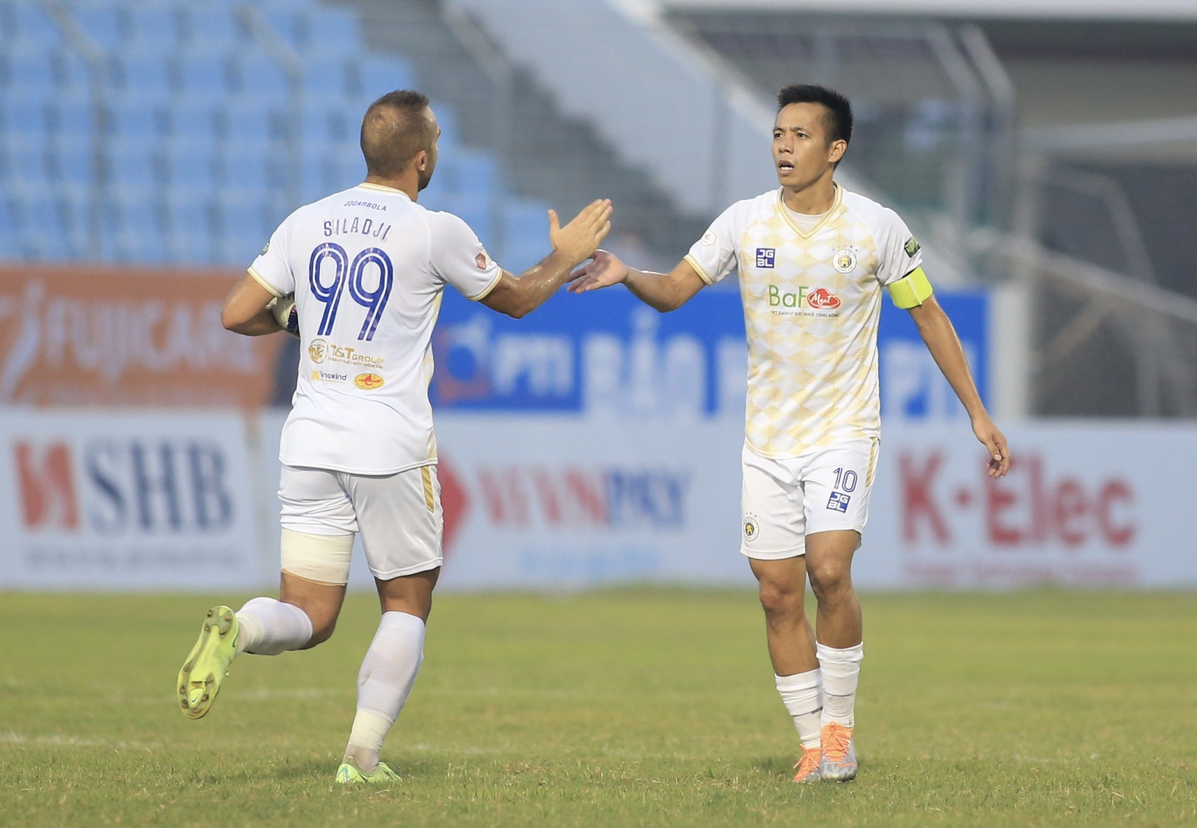 Bóng đá Việt Nam - HLV Hà Nội FC: 'Tôi không muốn trả lời câu hỏi về Quang Hải nữa'