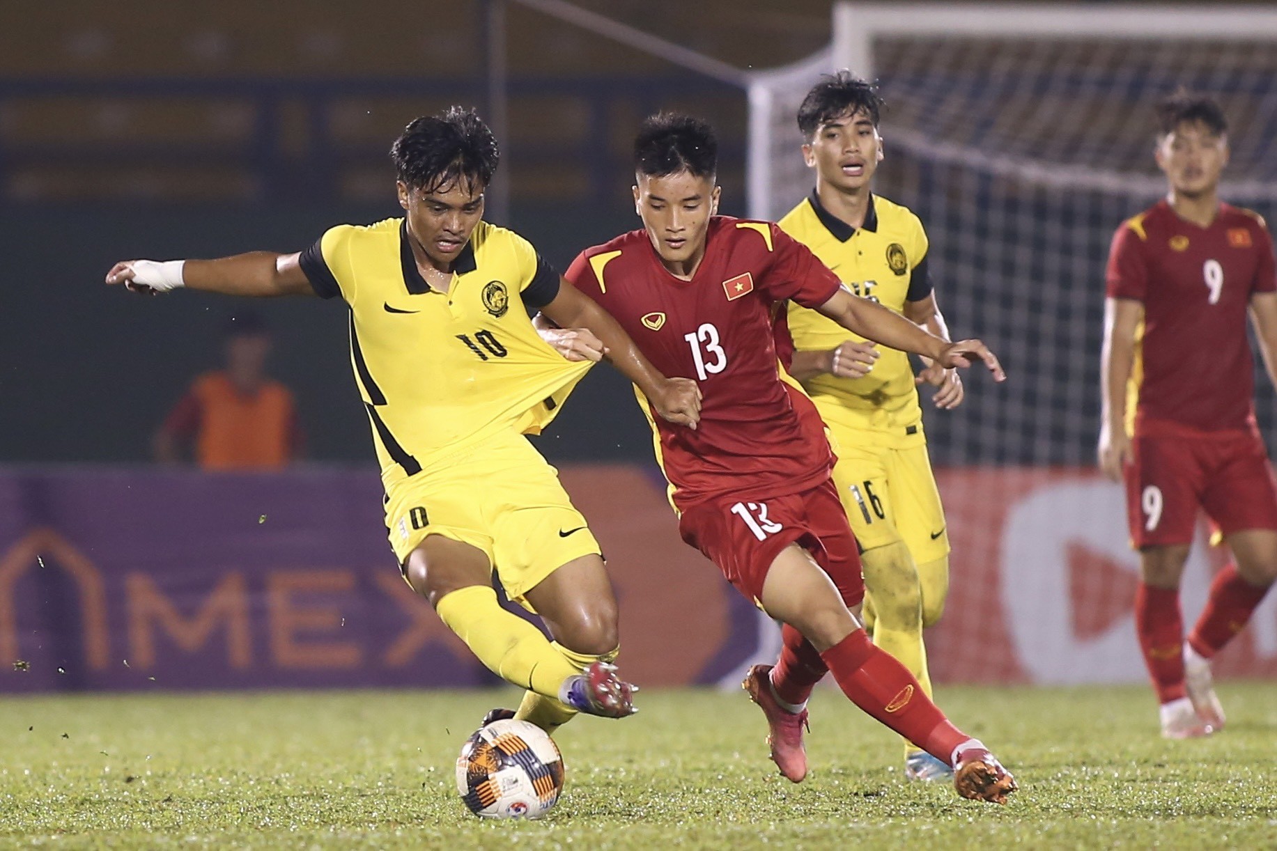 Bóng đá Việt Nam - 'Thần xà ngang' cứu nguy, U19 Việt Nam lên ngôi U19 Quốc tế 2022