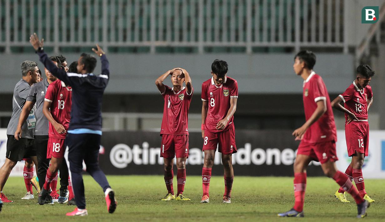 Bóng đá Việt Nam - Cầu thủ Indonesia khóc nức nở vì bị loại sau trận thua thảm trước U17 Malaysia