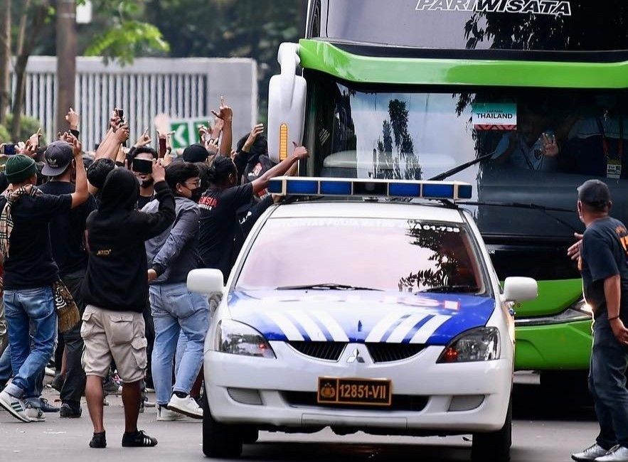 Bóng đá Việt Nam - Indonesia xin lỗi vì để CĐV ném đá vỡ kính xe buýt của ĐT Thái Lan