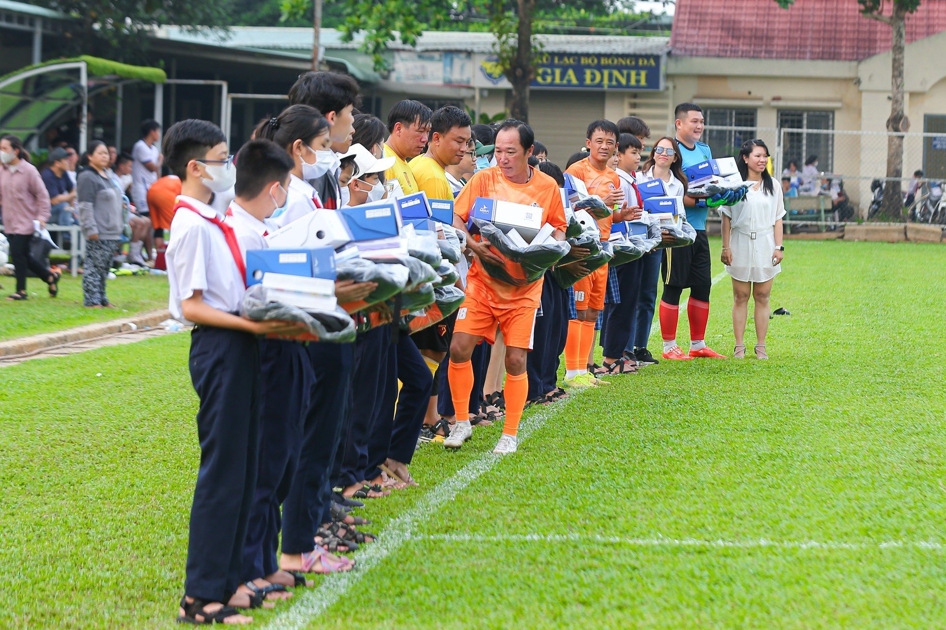 Bóng đá Việt Nam - Phạm Trưởng và dàn nghệ sĩ tham gia trận cầu thiện nguyện vì học sinh nghèo (Hình 2).