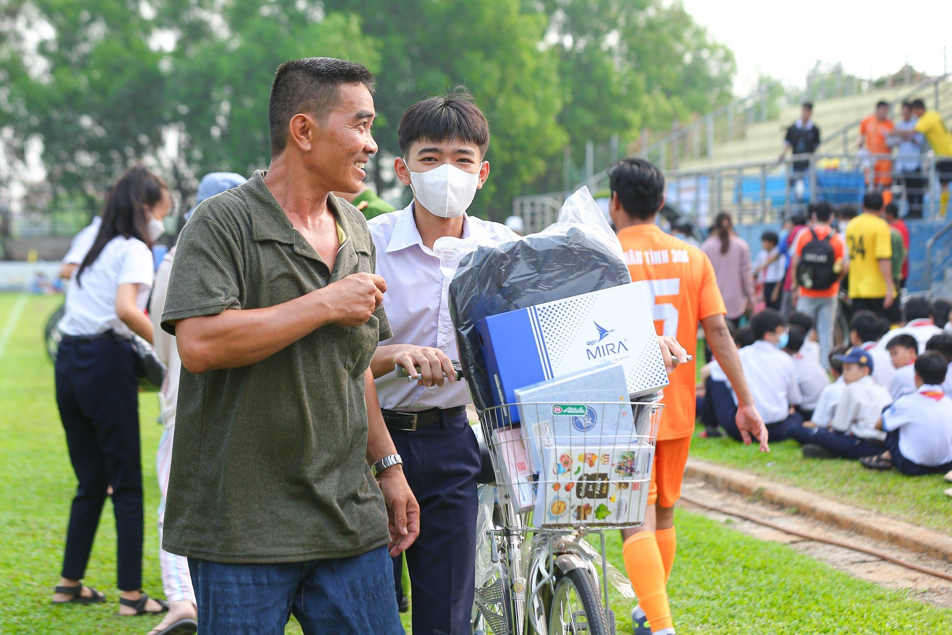 Bóng đá Việt Nam - Phạm Trưởng và dàn nghệ sĩ tham gia trận cầu thiện nguyện vì học sinh nghèo (Hình 6).