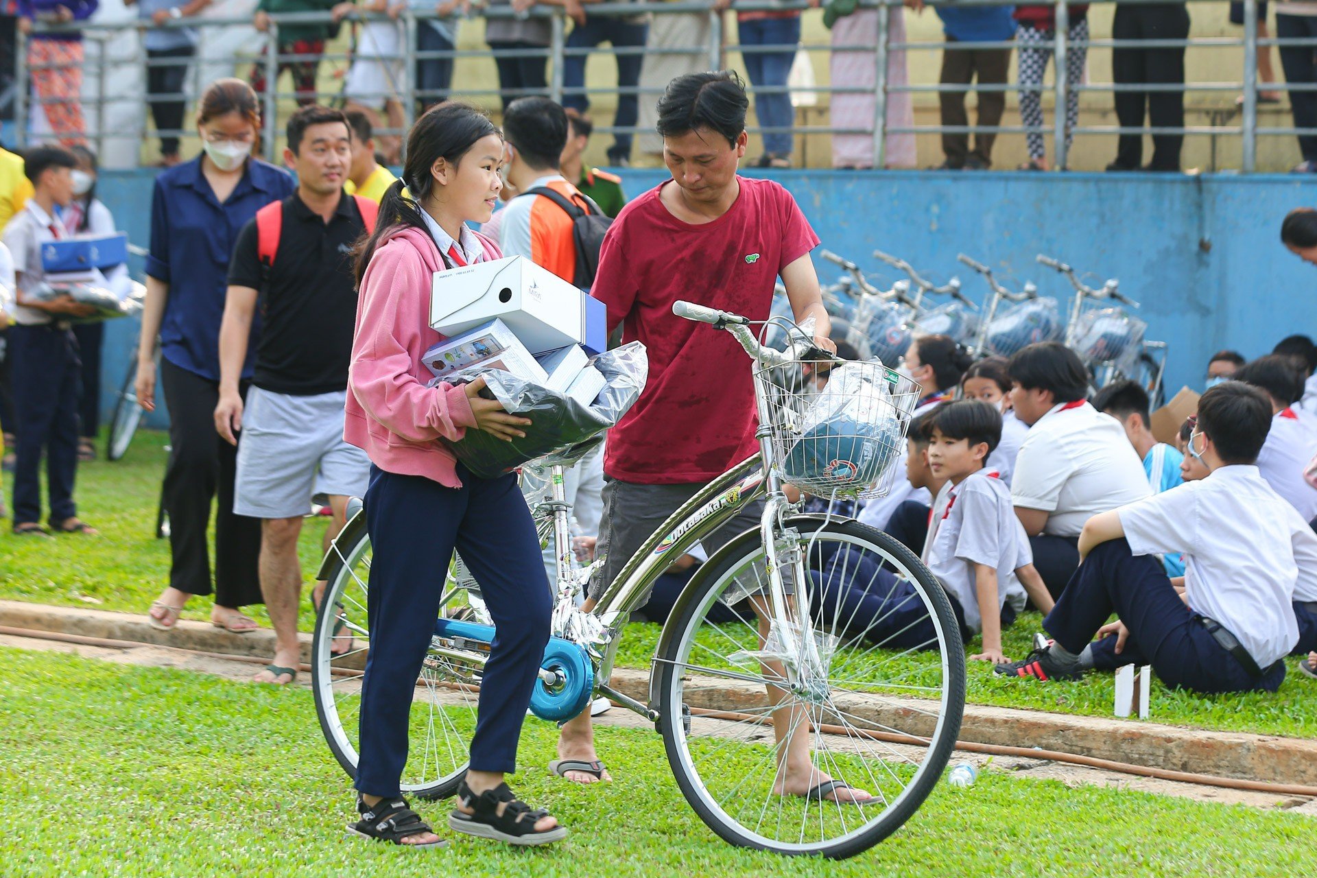 Bóng đá Việt Nam - Phạm Trưởng và dàn nghệ sĩ tham gia trận cầu thiện nguyện vì học sinh nghèo (Hình 4).