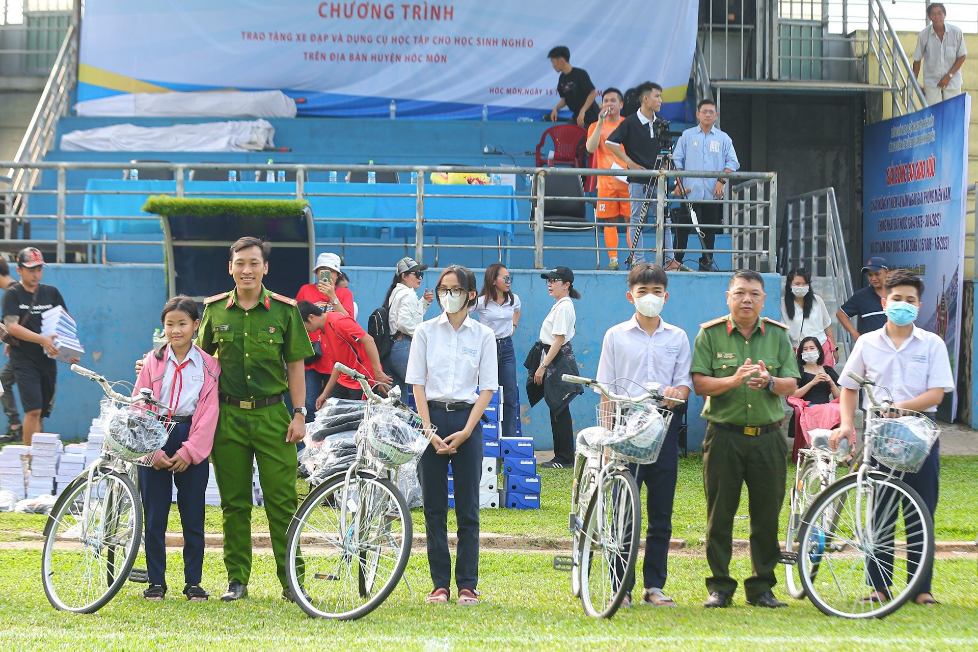 Bóng đá Việt Nam - Phạm Trưởng và dàn nghệ sĩ tham gia trận cầu thiện nguyện vì học sinh nghèo