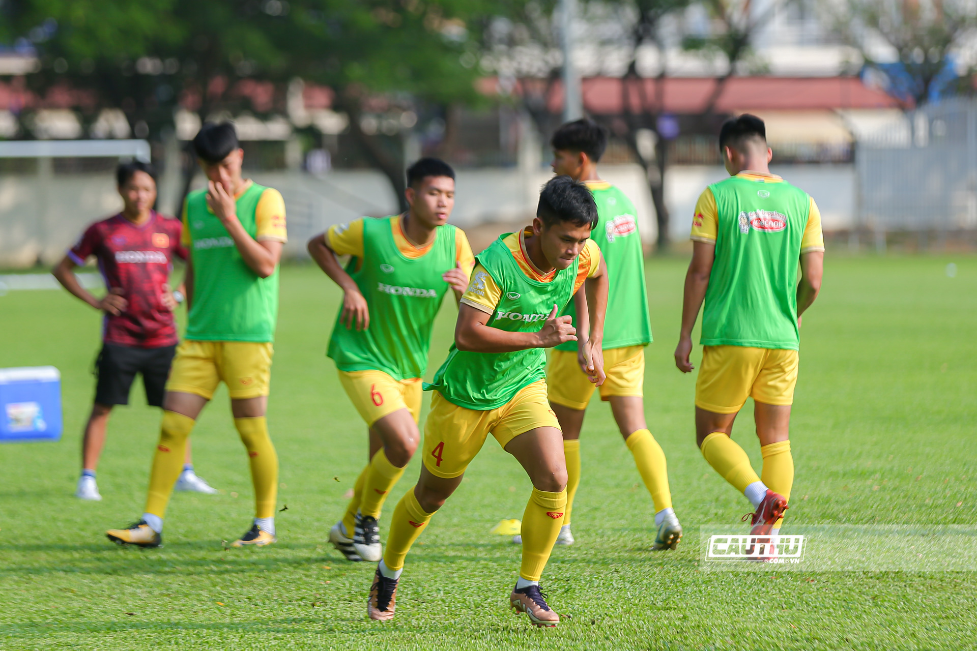 Bóng đá Việt Nam - U22 Việt Nam bị trợ lý HLV Troussier quát, được yêu cầu phải tranh chấp quyết liệt (Hình 3).