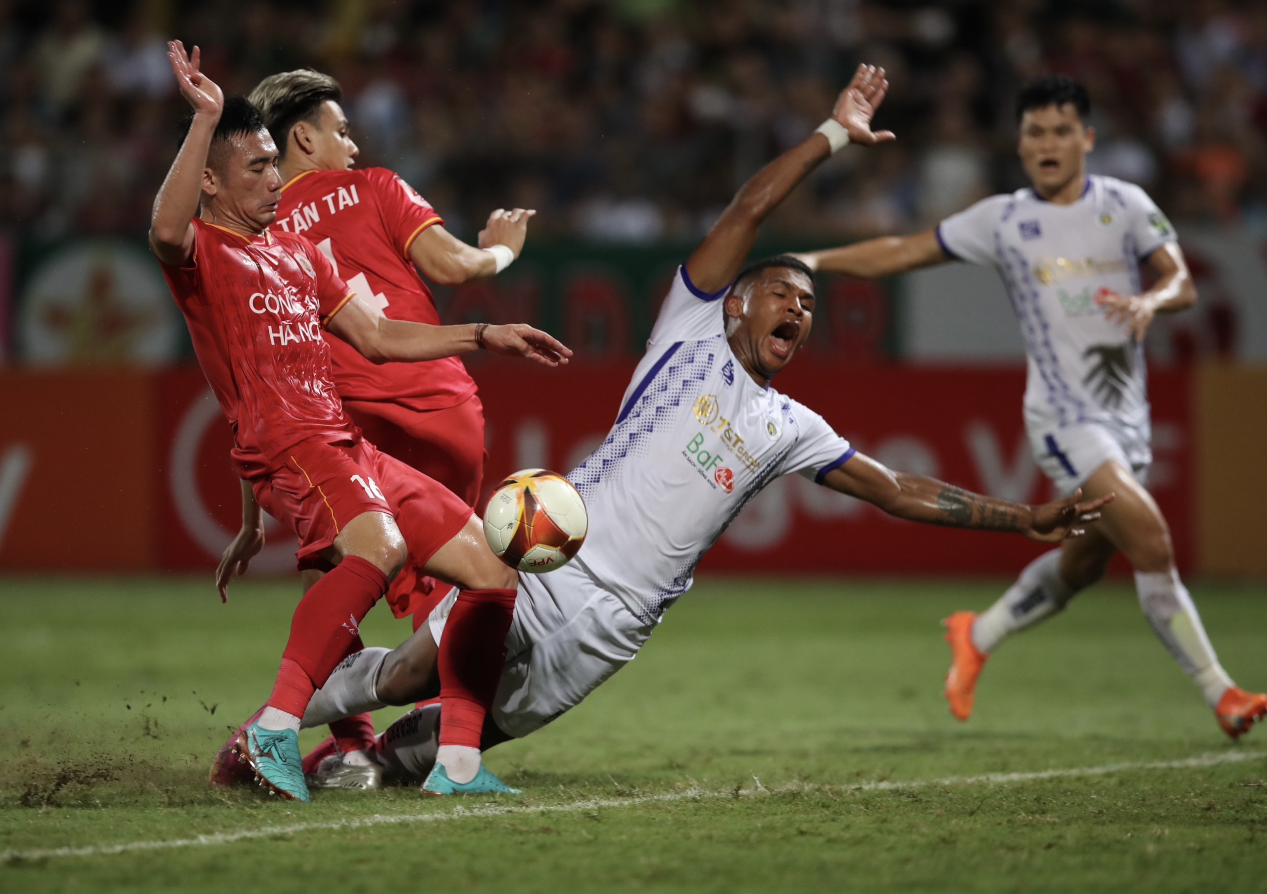 Bóng đá Việt Nam - HLV Hà Nội nghi ngờ trọng tài Thái Lan trong trận thua CAHN