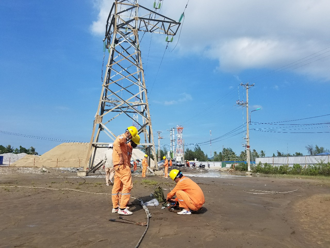 Xã hội - Hải Phòng: Đứt đường dây 35kV, toàn bộ đảo Cát Bà mất điện (Hình 2).