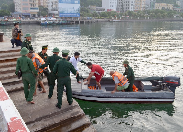 Tin nhanh - Cứu hộ an toàn 3 thuyền viên mất tích gần đảo Bạch Long Vỹ