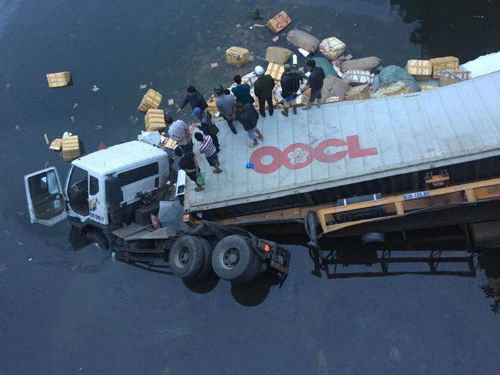 Tin nhanh - Xe container đâm gãy lan can cầu, tài xế tử vong