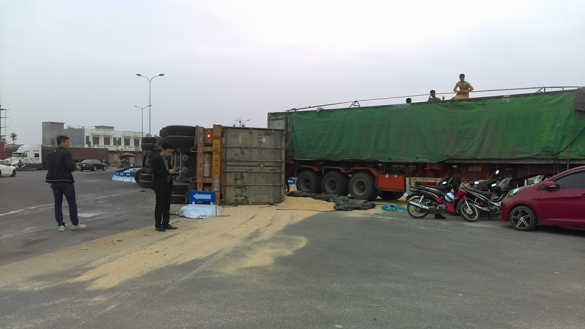 Tin nhanh - Hải Dương: Xe container ôm cua gấp, hàng chục tấn cám đổ tràn ra đường