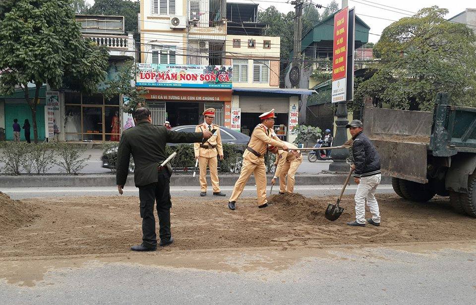 Tin nhanh - Hình ảnh đẹp: CSGT xúc cát khắc phục vết dầu tràn gần 2km (Hình 2).