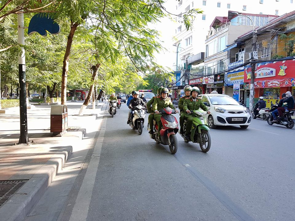 Xã hội - Hải Phòng: Lòng đường vắng bóng ô tô trong ngày đầu thực hiện 'lệnh cấm' (Hình 2).