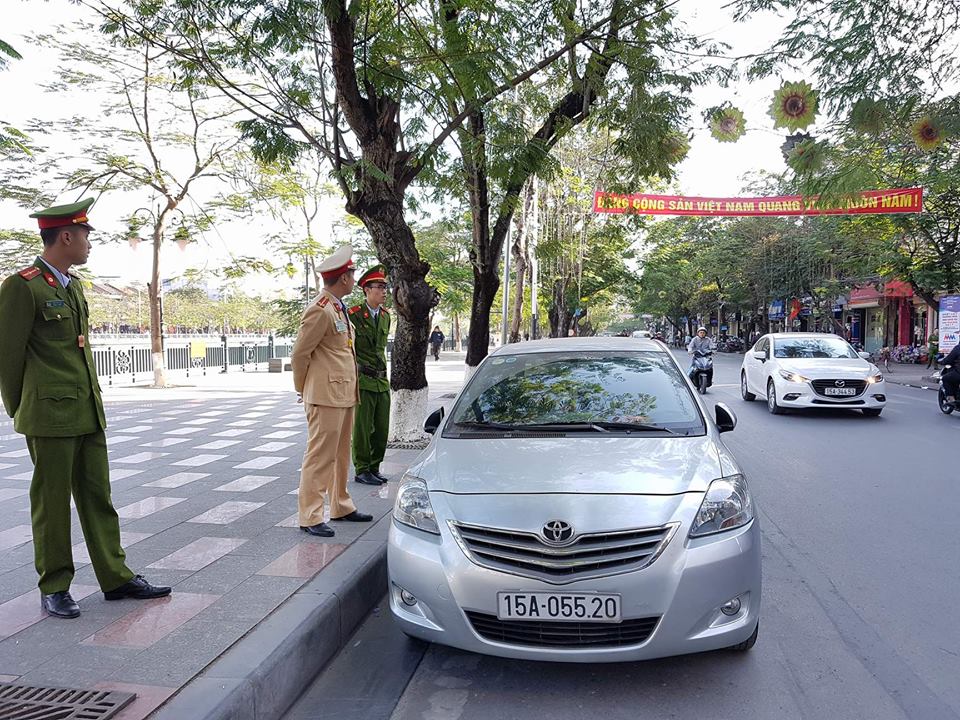 Xã hội - Hải Phòng: Lòng đường vắng bóng ô tô trong ngày đầu thực hiện 'lệnh cấm' (Hình 3).