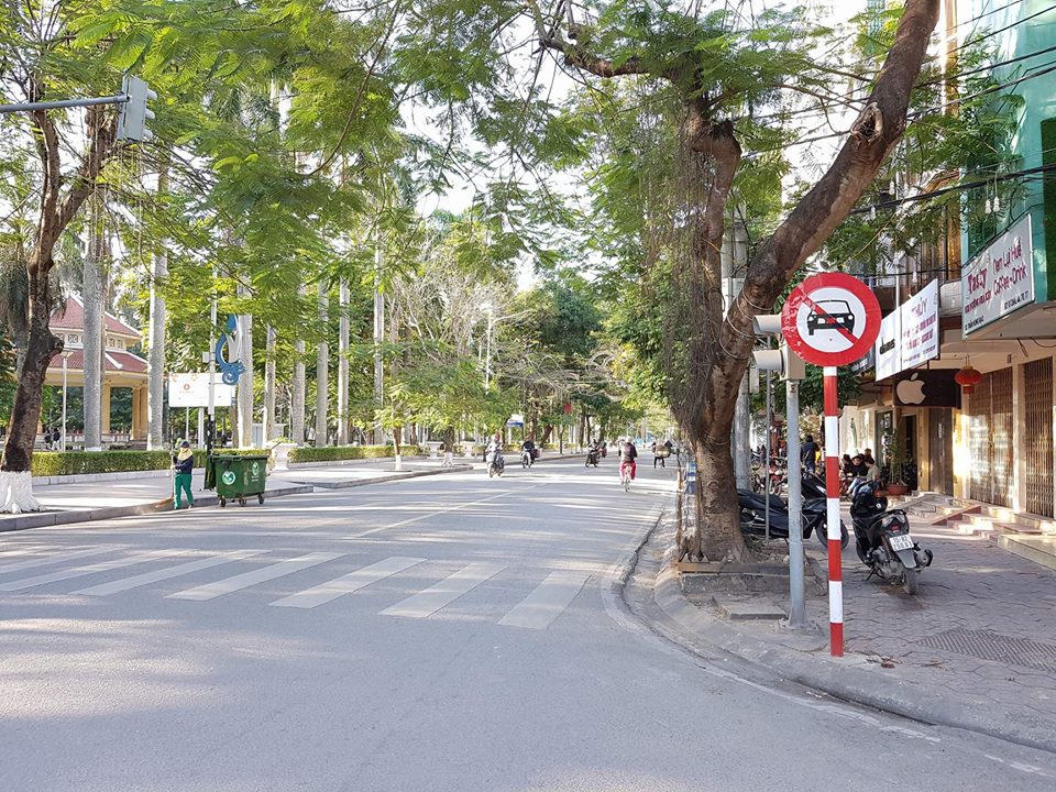 Xã hội - Hải Phòng: Lòng đường vắng bóng ô tô trong ngày đầu thực hiện 'lệnh cấm' (Hình 4).