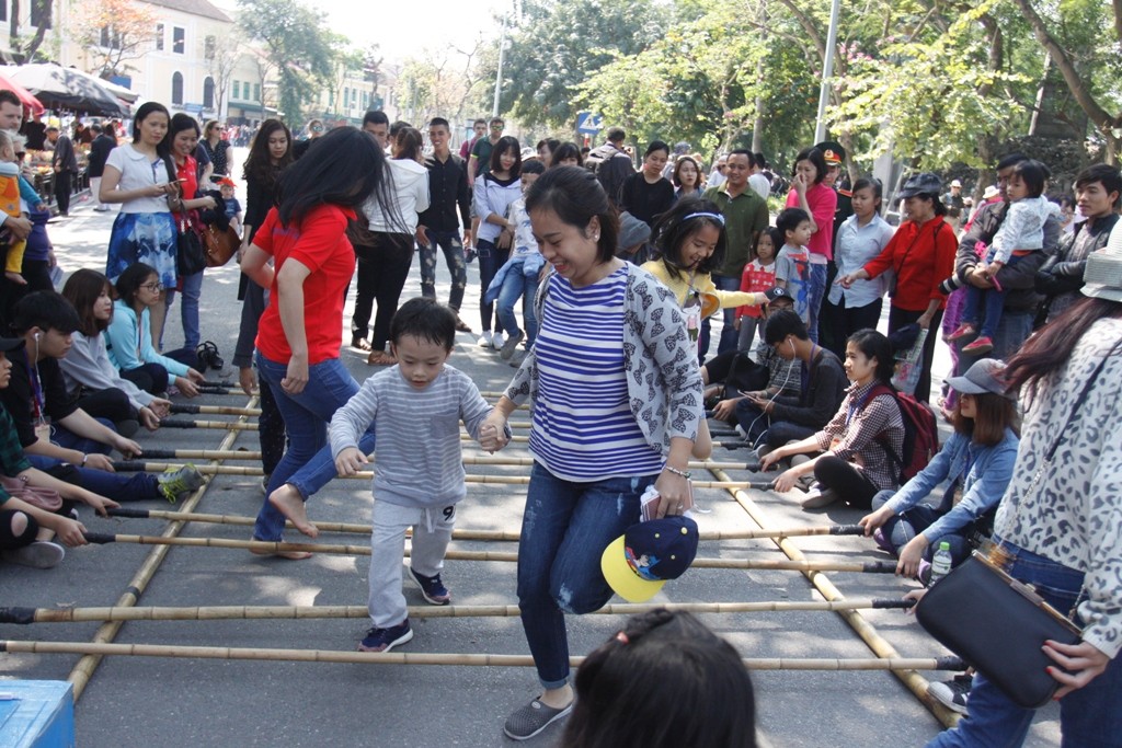 Nhiều bạn trẻ còn lúng túng khi lần đầu trải nghiệm.