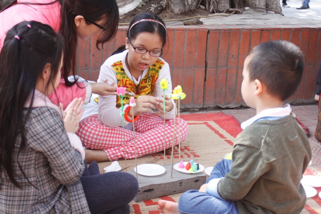 Trong số các trò chơi dân gian, có lẽ tò he vẫn là một trong những trò chơi thu hút nhiều trẻ nhỏ.