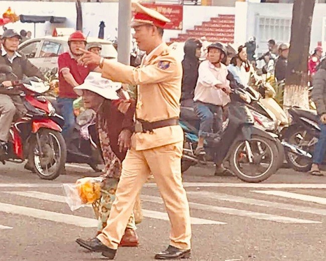 Tin nhanh - CSGT Huế phải học thêm giao tiếp tiếng Anh để làm hướng dẫn viên du lịch