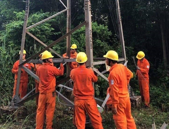 Tin nhanh - Ngao ngán cảnh cột điện cao thế bị kẻ gian tháo trộm ốc vít, bu-lông (Hình 2).