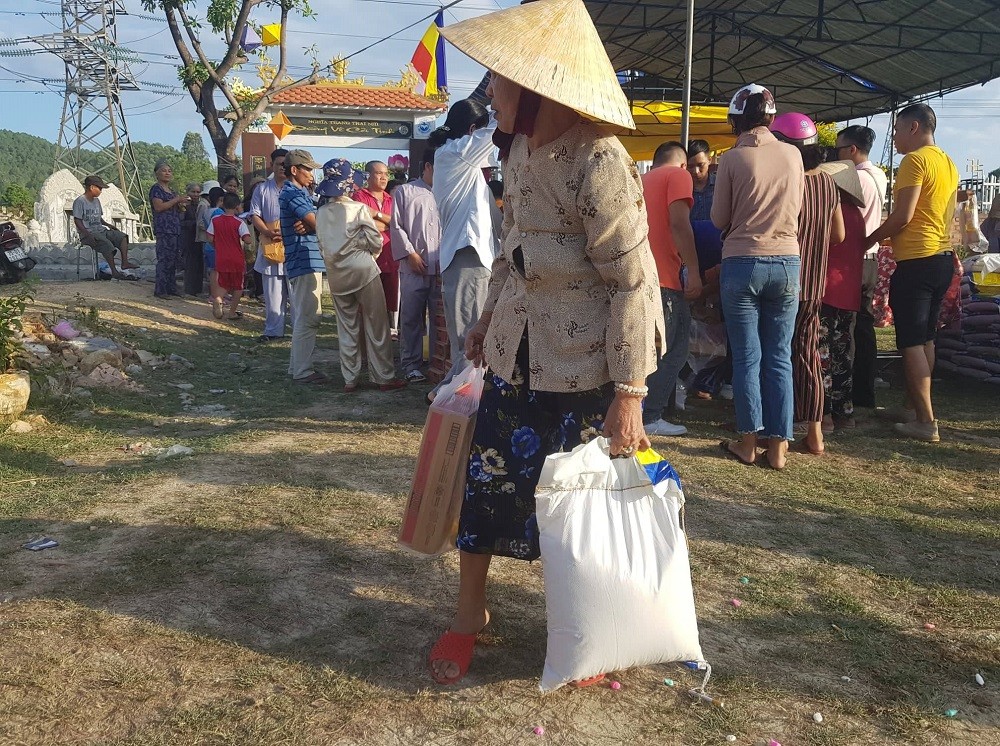 Tin nhanh - Ấm lòng những suất quà cho người già neo đơn mùa Vu Lan (Hình 5).