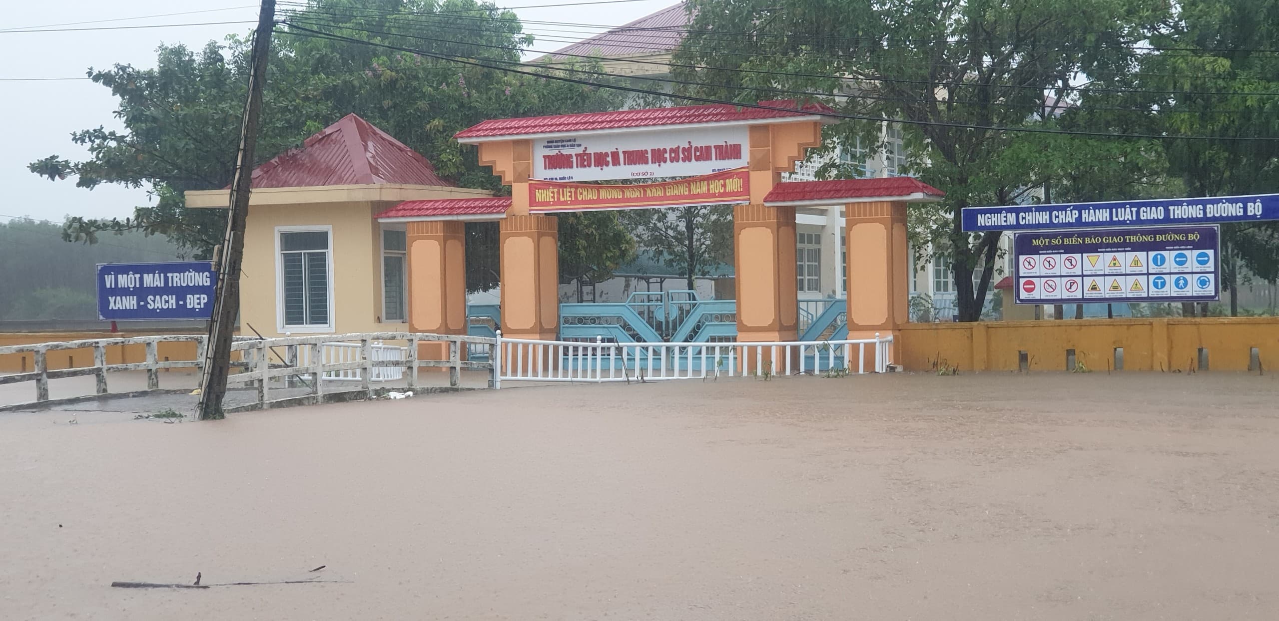 Dân sinh - Cận cảnh cây cầu tiền tỷ “mong manh dễ vỡ” sau mưa lũ ở Quảng Trị (Hình 2).