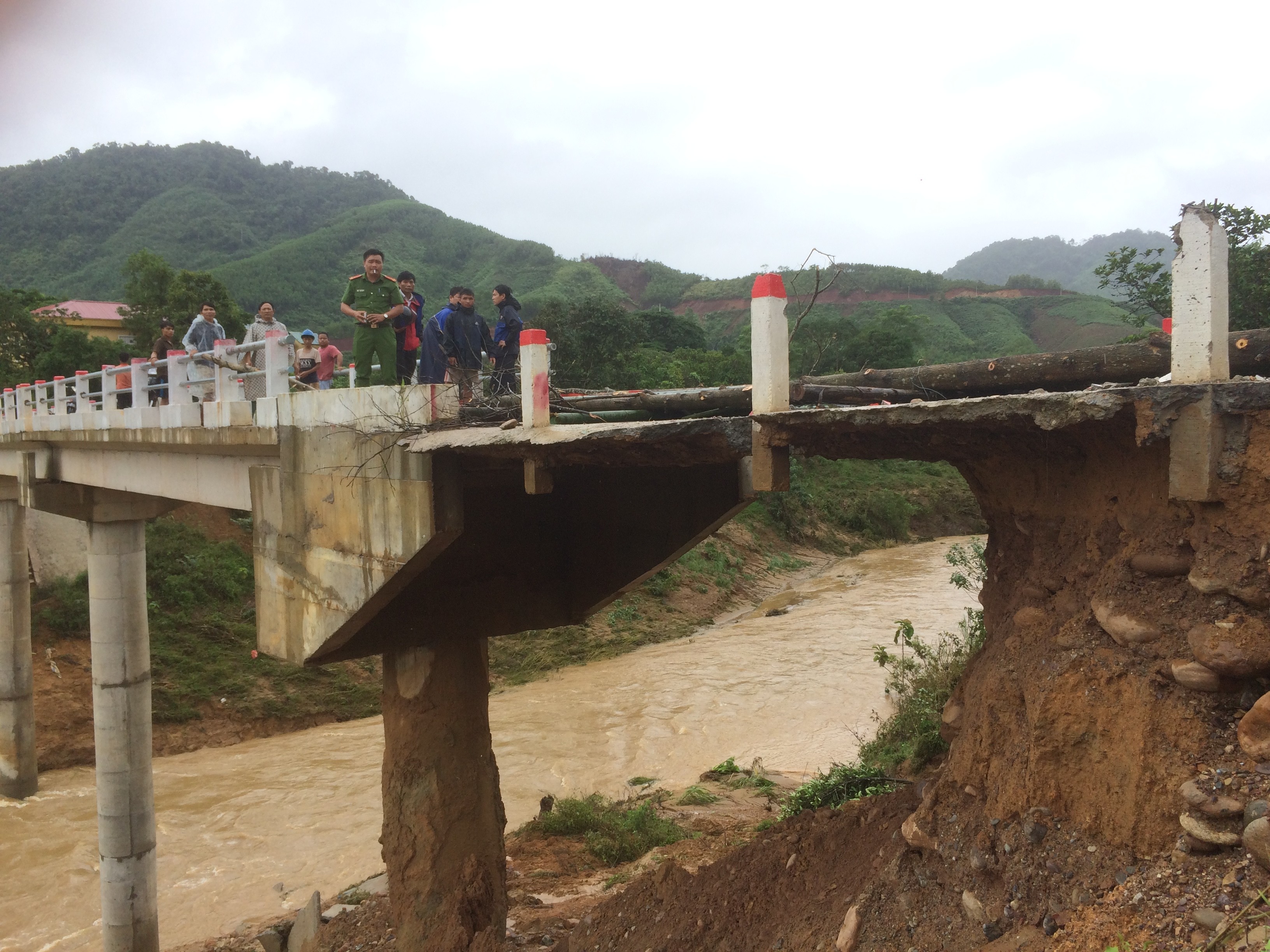 Dân sinh - Cận cảnh cây cầu tiền tỷ “mong manh dễ vỡ” sau mưa lũ ở Quảng Trị (Hình 6).