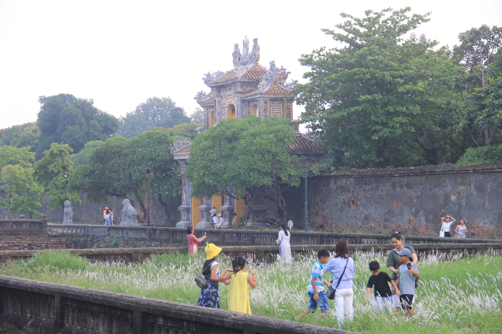 Tại đây, du khách tới tham quan rất đông tạo nên một không khí vô cùng náo nhiệt…