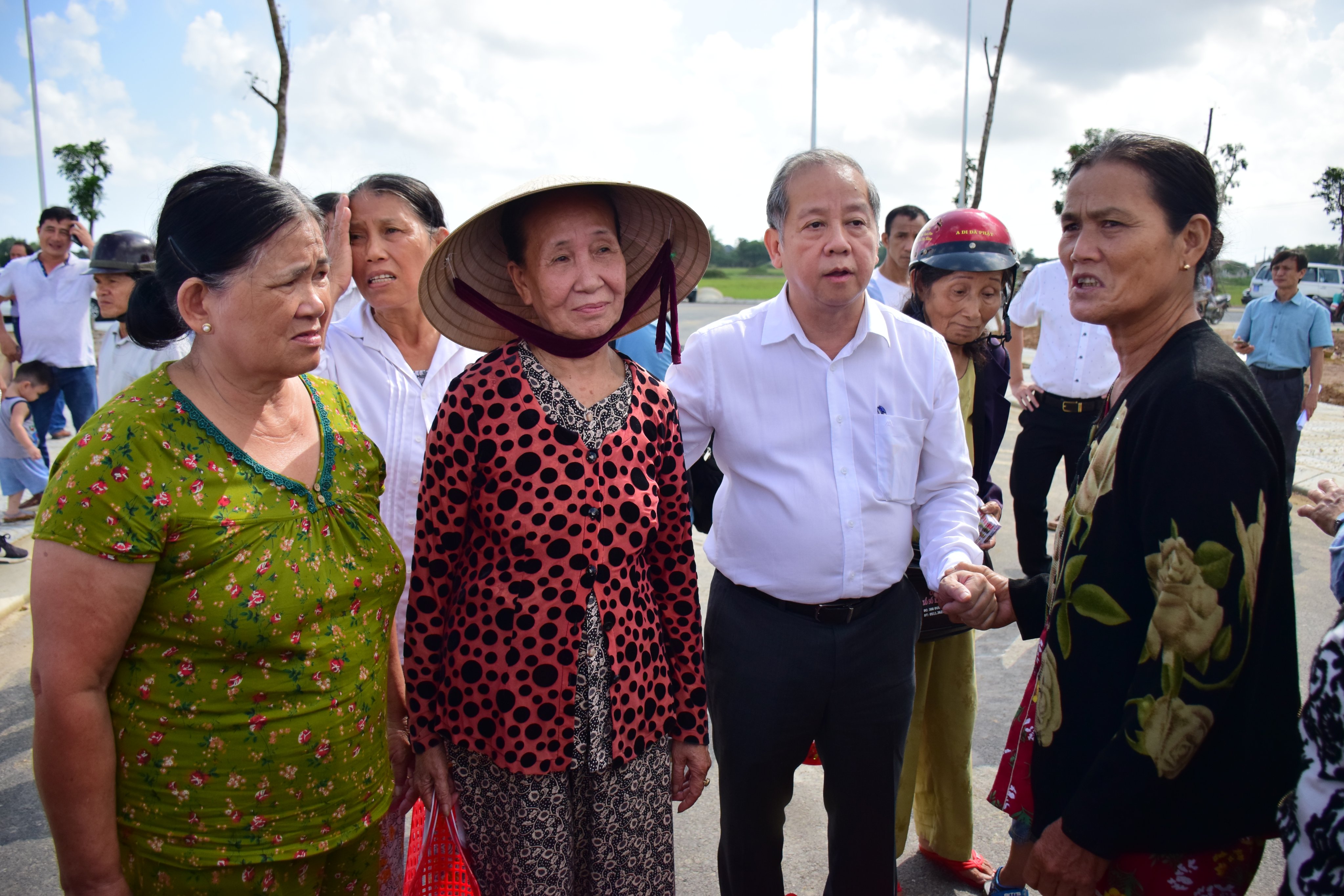 Tin nhanh - Di dân lịch sử ở Huế: Tham quan nơi ở mới, tờ vé số được cho và tương lai đầy hi vọng