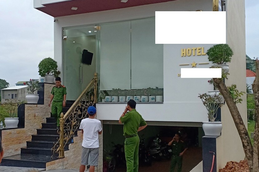 An ninh - Hình sự - Công an điều tra vụ một cô gái nhảy từ tầng 4 khách sạn xuống đất