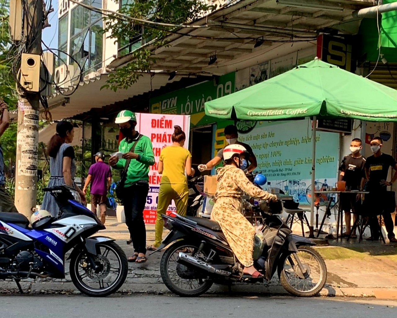 Tin nhanh - TP.Huế: Một người dân bỏ tiền mua khẩu trang tặng các chiến sỹ CSGT, công nhân môi trường (Hình 3).