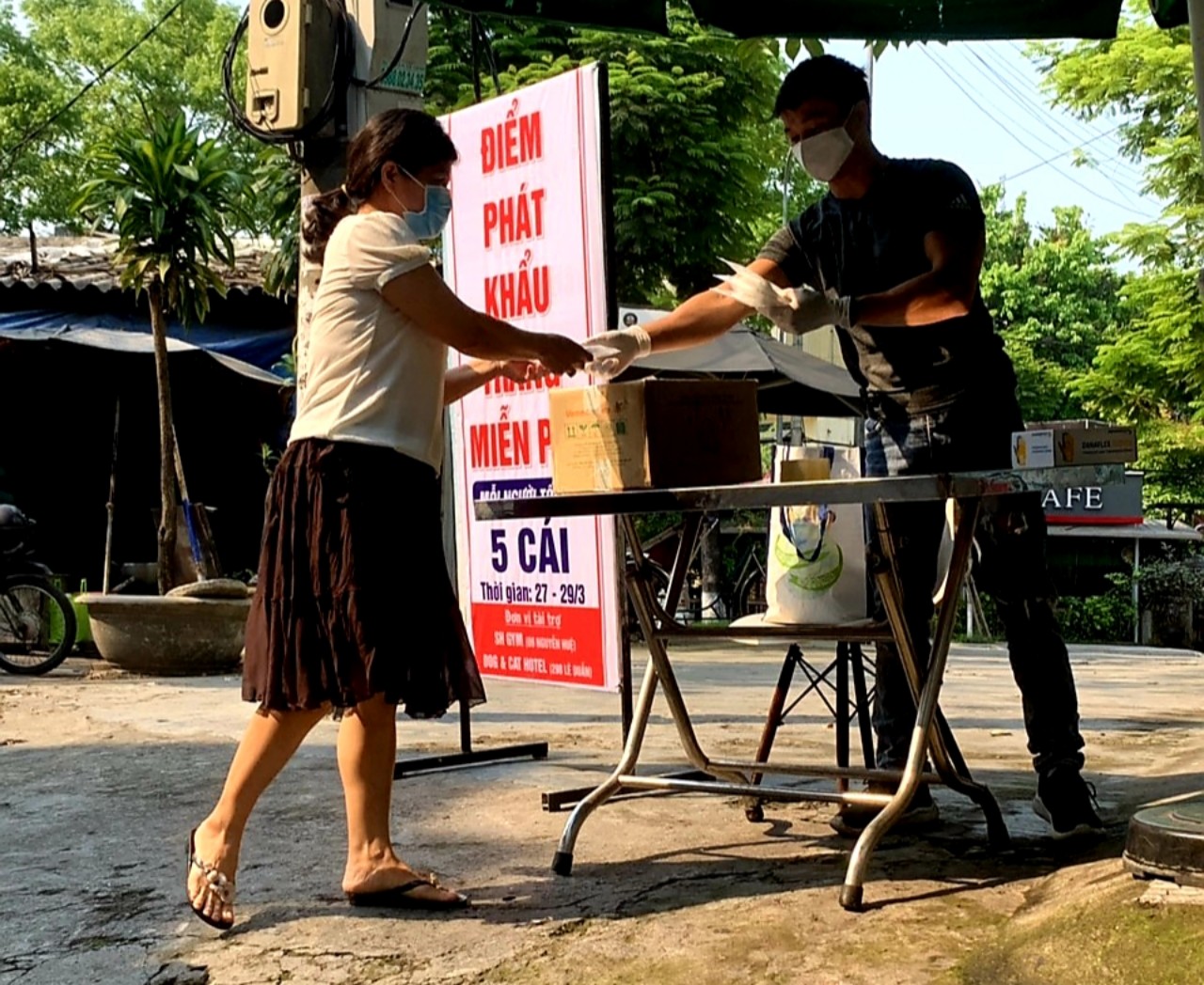 Tin nhanh - TP.Huế: Một người dân bỏ tiền mua khẩu trang tặng các chiến sỹ CSGT, công nhân môi trường (Hình 2).