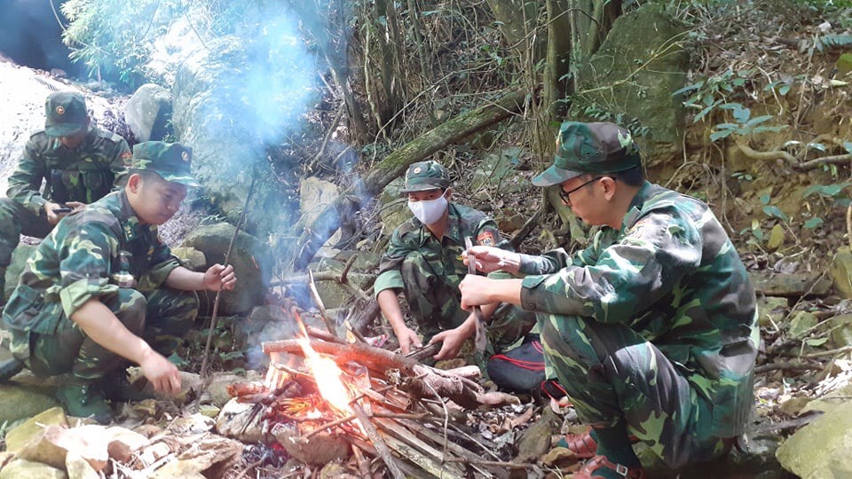 Tin nhanh - Ảnh: 20 giờ trèo đèo, lội suối tìm kiếm 2 cô gái bị lạc trong rừng sâu (Hình 5).