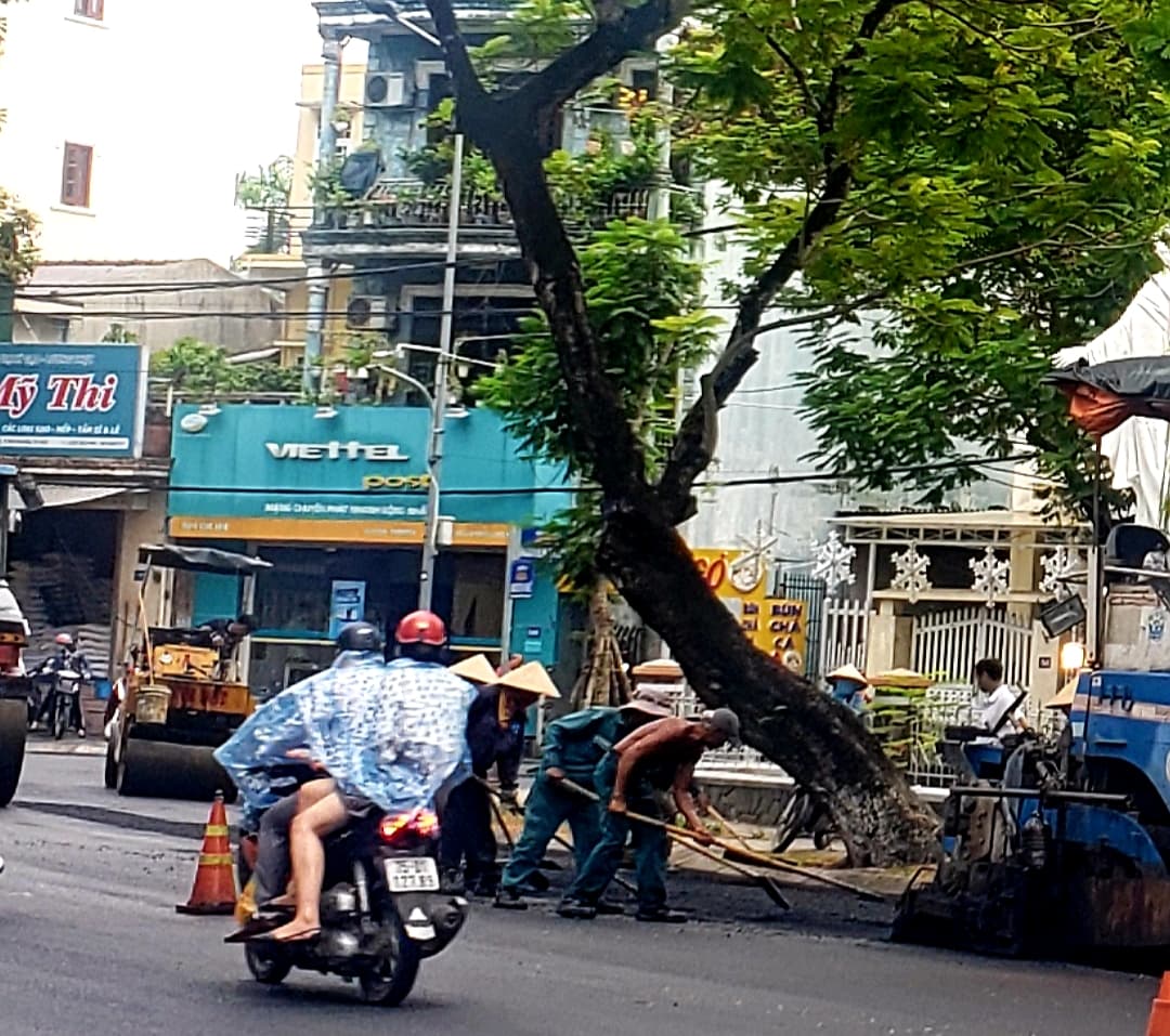 Tin nhanh - Vụ rải thảm nhựa giữa mưa ở Huế: Bóc lên làm lại! (Hình 2).