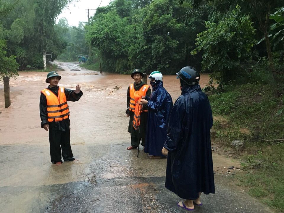 Tin nhanh -  “Lũ gỗ” tràn về, biên phòng chốt chặn ngăn người dân đi vớt củi (Hình 7).