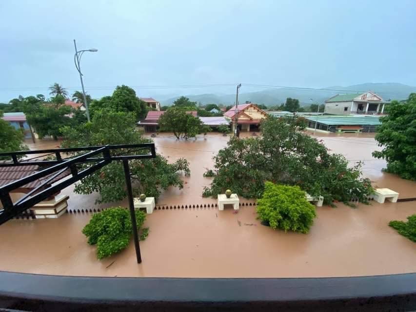 Tin nhanh - Xót thương cảnh nhà dân ngập trong biển nước, nhiều nơi bị lũ chia cắt (Hình 2).