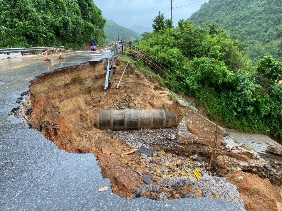 Tin nhanh - Xót thương cảnh nhà dân ngập trong biển nước, nhiều nơi bị lũ chia cắt (Hình 4).