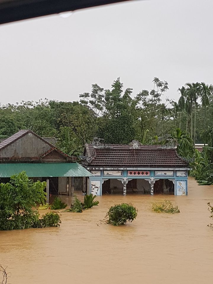 Tin nhanh - Xót thương cảnh nhà dân ngập trong biển nước, nhiều nơi bị lũ chia cắt (Hình 3).