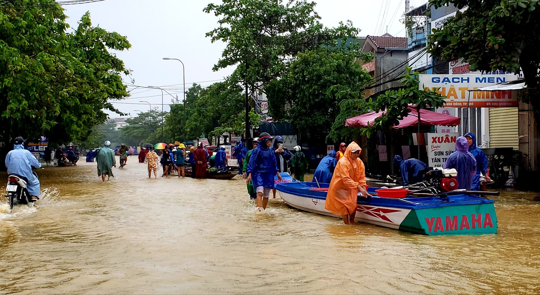 Tin nhanh - Đường phố biến thành sông, nhiều người dân Huế vẫn mỉm cười lạc quan (Hình 9).