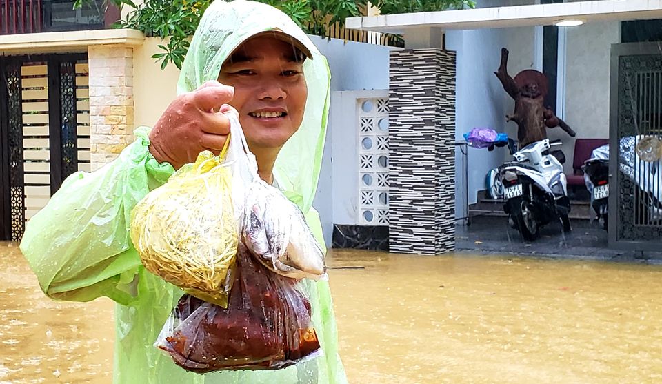 Tin nhanh - Đường phố biến thành sông, nhiều người dân Huế vẫn mỉm cười lạc quan (Hình 15).