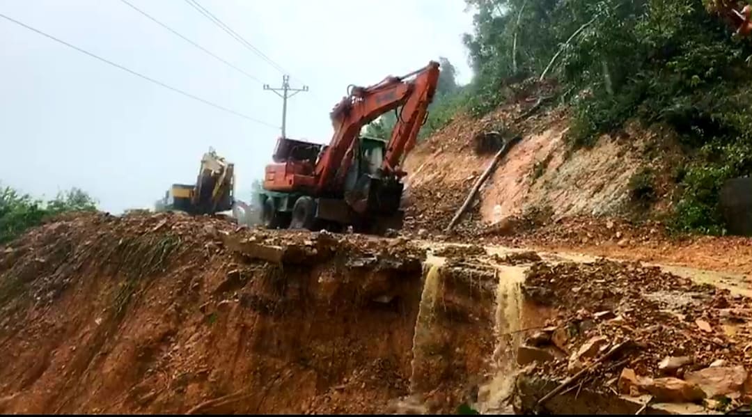 Tin nhanh - Chỉ huy trực thăng thông tin về tình hình ở thuỷ điện Rào Trăng 3