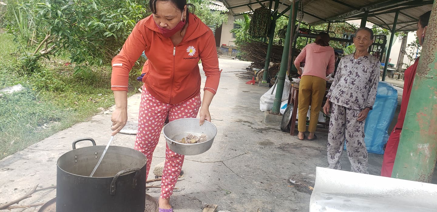 Tin nhanh - Người dân bắt gà, hái rau nấu ăn cho bộ đội cứu nạn ở Rào Trăng 3 (Hình 5).