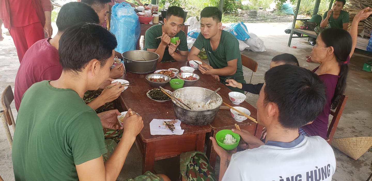 Tin nhanh - Người dân bắt gà, hái rau nấu ăn cho bộ đội cứu nạn ở Rào Trăng 3 (Hình 6).