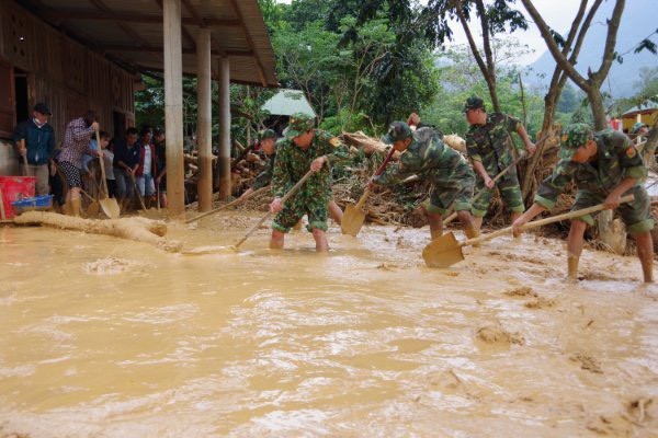 Tin nhanh - Quảng Trị: Chặt cây chống bão số 8, một người đàn ông bị thương nặng