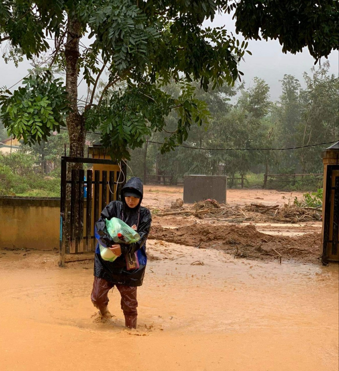 Tin nhanh - Bão số 9 đổ bộ khiến Quảng Trị mưa to, việc dọn dẹp sau lũ thêm khó