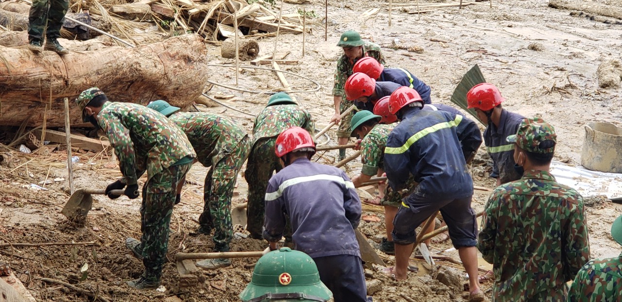 Tin nhanh - Theo chân công binh vào vùng sạt lở đất ở Trà Leng (Hình 5).