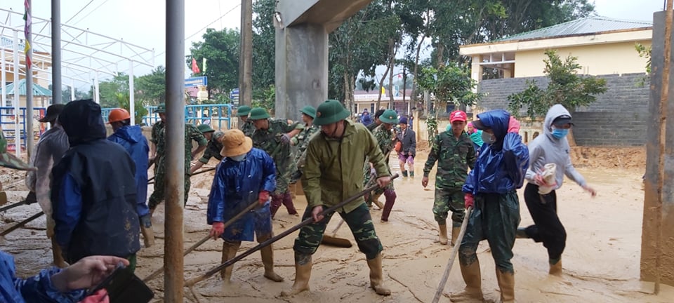 Dân sinh - Quân dân căng mình dọn lớp bùn dày 1m, sớm đón học sinh trở lại lớp (Hình 7).